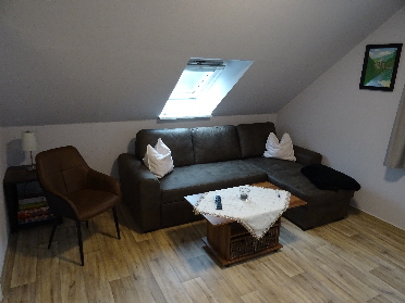 Das Sofa ld zum Fernsehen ein und lt sich als Schlafcouch umbauen.